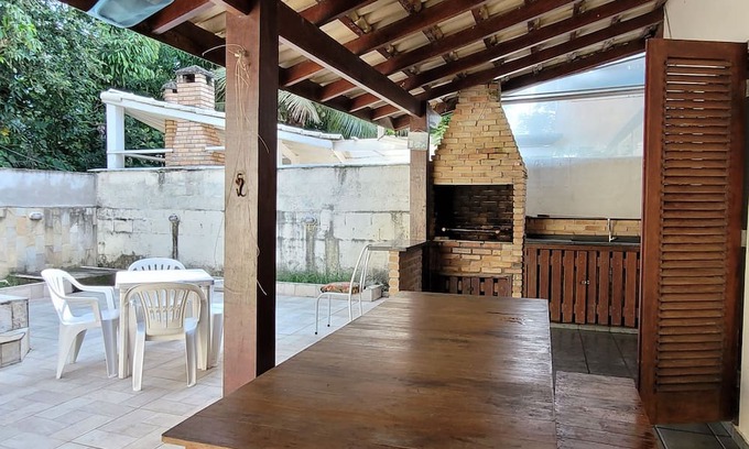 Bairro da Enseada House | Casa na Praia 3 Quartos, Espaço Seguro Para Pets , Piscina e Salão de Jogos