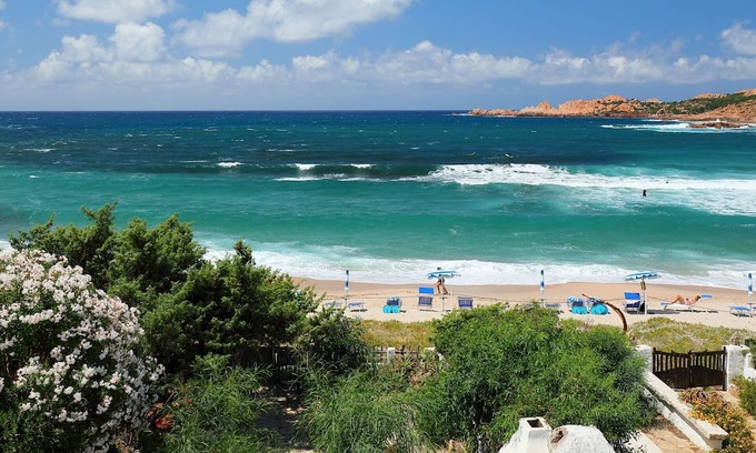 Canneddi Apartment | Cosy apartment for 4 people with WIFI, A/C, TV and terrace