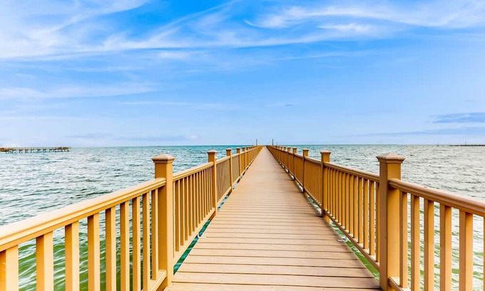 Fulton House | Wonderful bay-front villa with pool, pier, firepit & screened porch