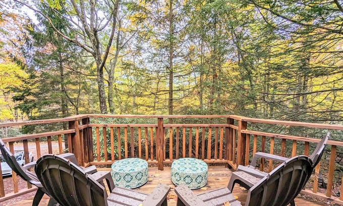 Lake Harmony Estates House | Harmony on the Rocks by AvantStay | Spacious Deck, Game Room, Fire Pit