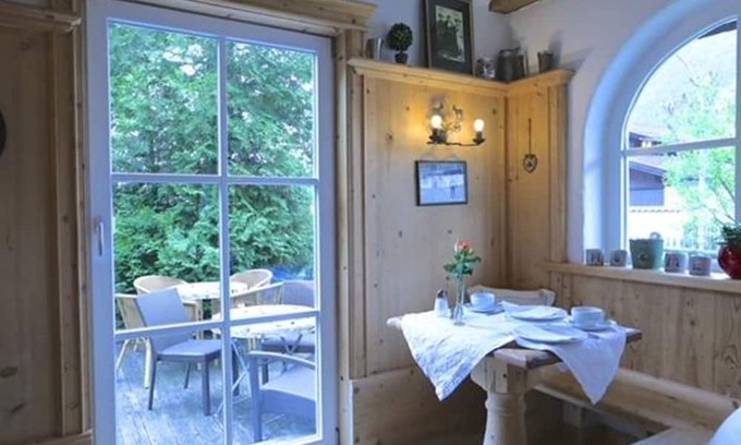 Garmisch-Partenkirchen House | Doppelzimmer, Dusche, WC - Garnihotel Alpenhof
