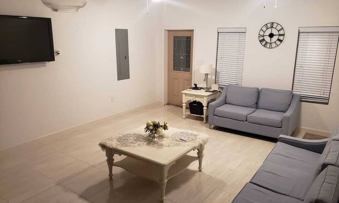 Savannah House | 5 MIN /SPOTTS BEACH. 20 min to other Attractions on East side of Island