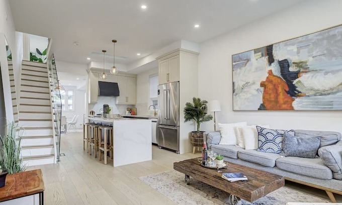 Trinity - Bellwoods House | Stunning Trinity Bellwood 2 bedrooms home