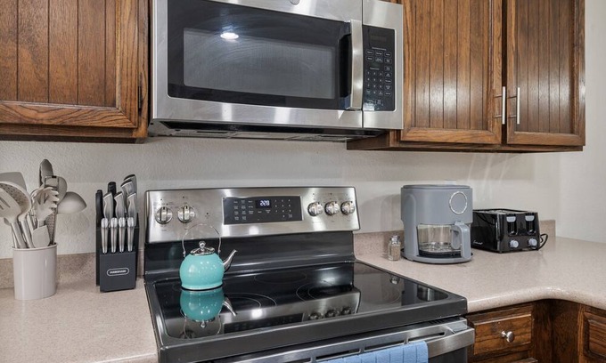 Fairwood House | 20 Minutes to Downtown Phoenix - 3b/2ba with Pool