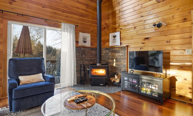 Athens House | Modern & Cozy Lake Oasis ~ Hot Tub ~ Games ~ View