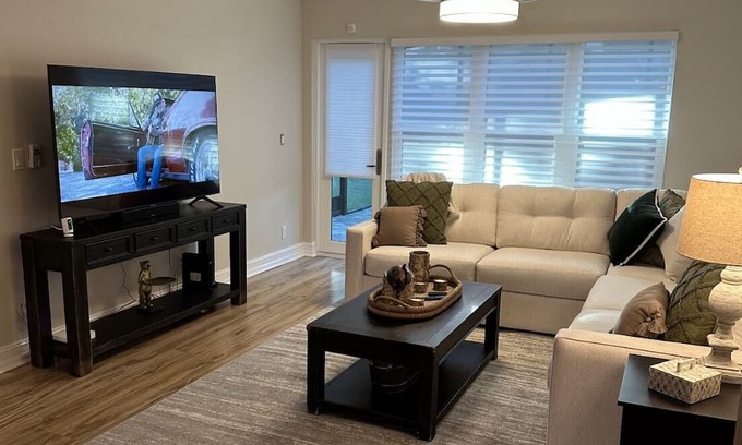 East Naples Condo | Prime Naples Getaway: 2BR/2BA Condo, Poolside Paradise, Close to Beaches & More!
