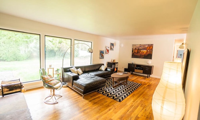 Depot Bench House | Mid Century Modern Home 5 Minutes from Boise