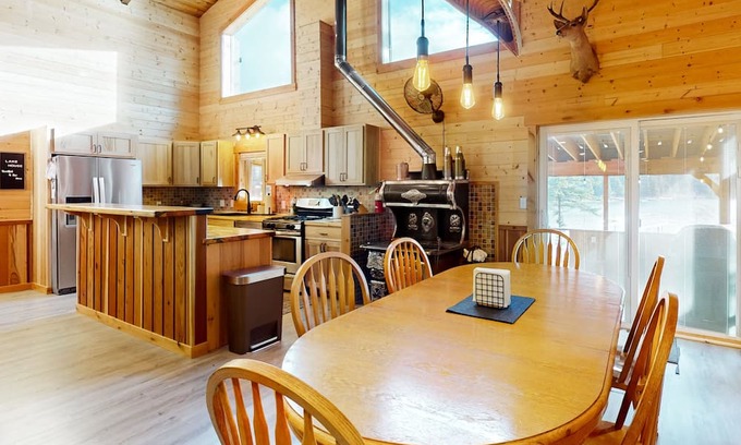 Coolin House | Waterfront custom-built home with screened-in porch & gas fireplace