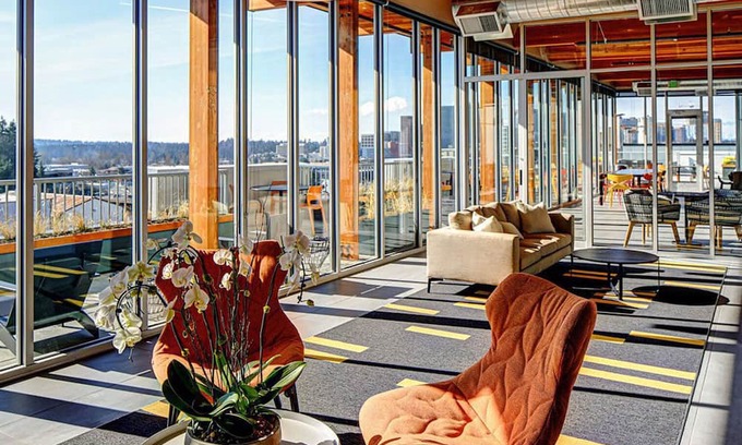 Wilburton Apartment | Trendy Bellevue Studio w/ Rooftop & BBQ, nr Shops, by Blueground
