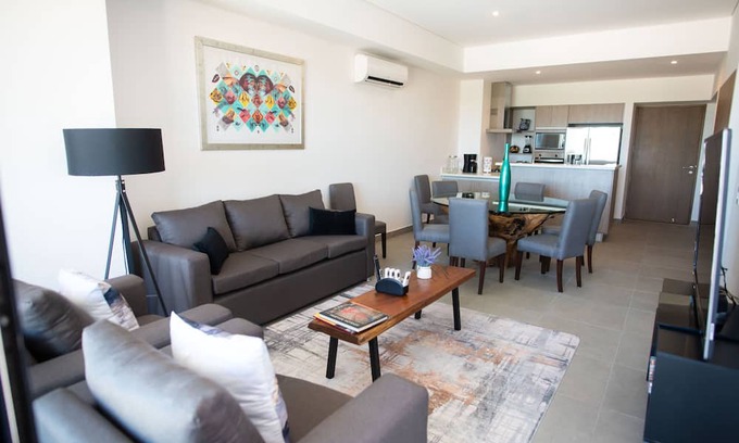 Xcumpich Apartment | New Deluxe Unit, Signature Condominium by The Harbor