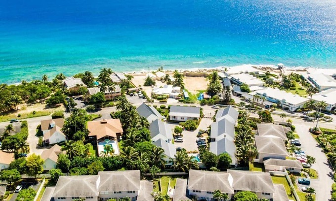 George Town Condo | Seaside RetreatnLuxury, Large Condo, King Size, 10 minutes to Smith Cove on walk