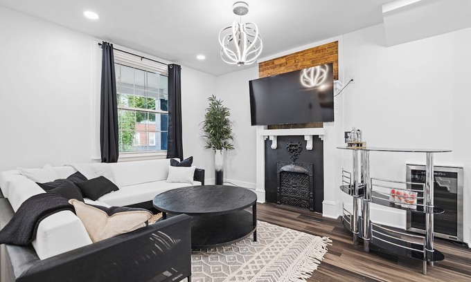 Mount Washington House | 4BR 4BA Urban Oasis in Mt Washington