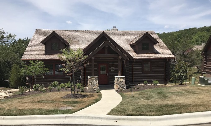 Big Cedars Resort | Wilderness Club @ Big Cedar Resort - 3 bedroom Presidential cabin, hot tub.