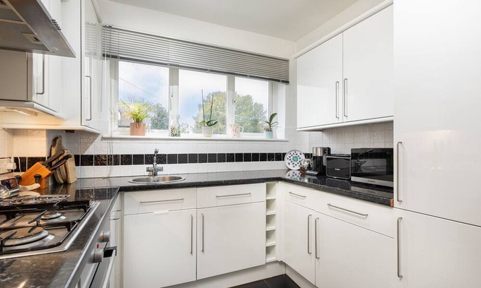 Marlow House | Cosy Place with Free Parking I Pass The Keys