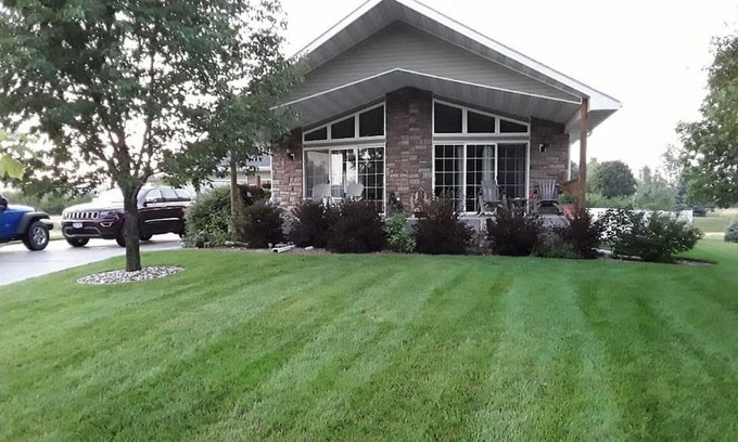 Martell House | Cabin Vibes w/hot tub, game room and within walking distance of 2 golf courses.