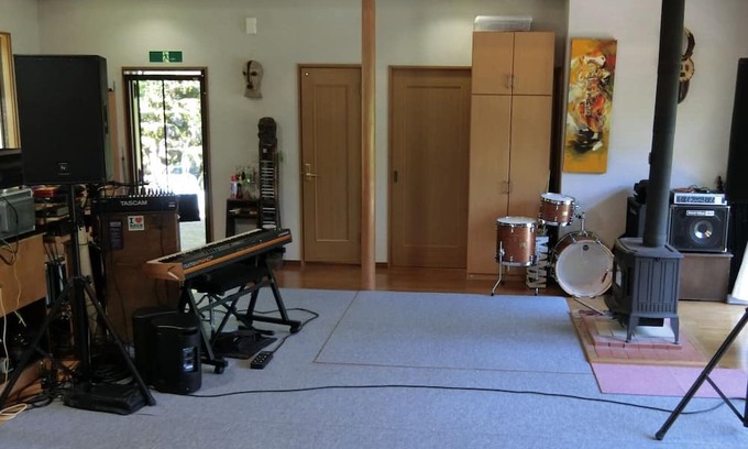 Ajiro House | The living room can be used as a music studio / Atami Shizuoka