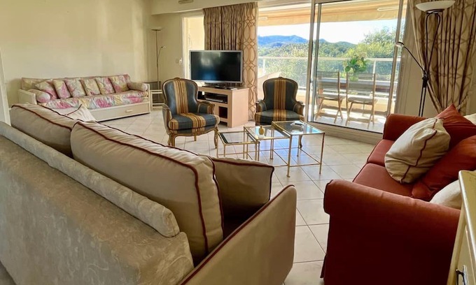 Mandelieu-La-Napoule Apartment | Lovely spacious nest with pool