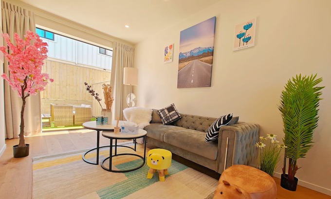 Grey Lynn House | Brand new townhouse with garden and free parking