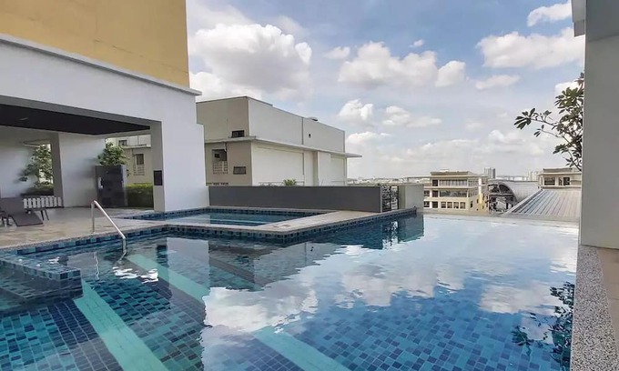 Puchong Apartment | Sunset view Apt perfect for Biz/Family @ SetiaWalkn