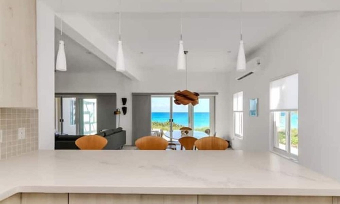Farmer's Hill House | Infinity Pool Oceanside Home 'Saffron House'