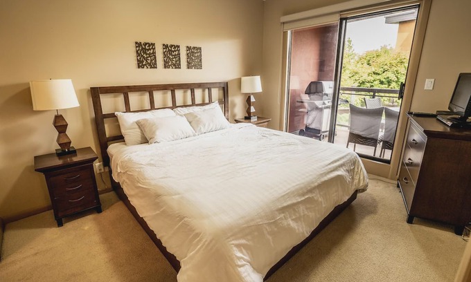 South Pandosy Condo | Relaxing Retreat Overlooking Playa's Quiet 3rd Floor Courtyard