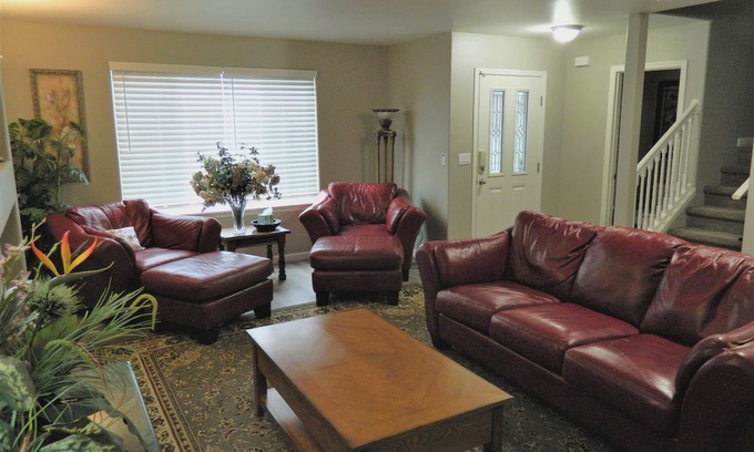 Frederickson House | Upscale Puyallup Home ☆ Near Seattle, Tacoma, Puget Sound, Cascade Mountains