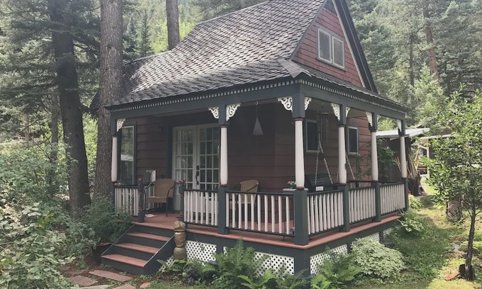 Cascade Cottage | Cottage Next to the Creek in Historic Cascade Canyon At The Foot Of Pikes Peak