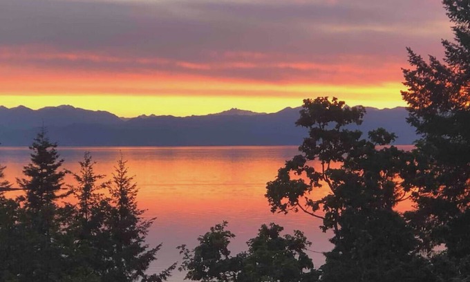 Regional District of Nanaimo Apartment | Oceanview Guest Suite with Large 2 Person Soaker Tub
