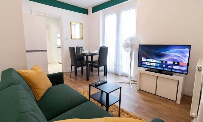 Bromley Common and Keston House | Charming 3 Bed House with Garden | Central