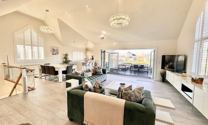 South Cerney Cabin | Detached 4 Bed, 3 Bath Lakeside Lodge. Sleeps 8. Hot Tub. The Cotswolds Lakes.