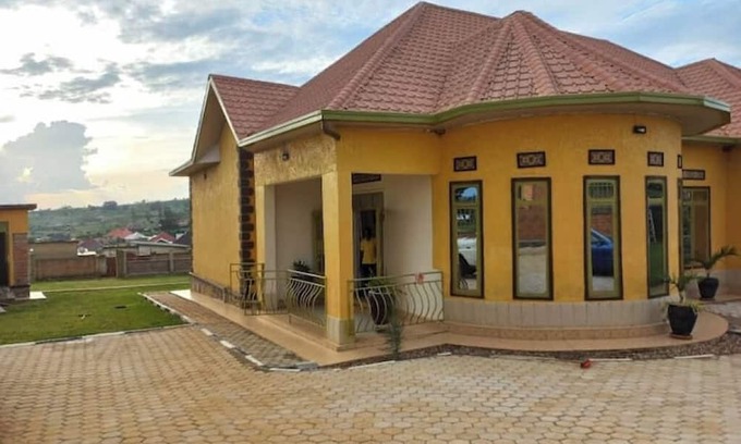 Kinazi House | Cheerful suburban Home