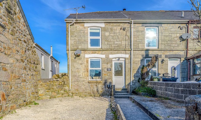 St. Dennis House | Cosy cottage, conveniently located in the heart of Cornwall, perfect family base