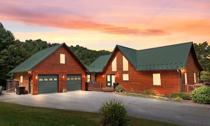 Sparta House | ‼️Cozy 3BR Bloff Hytte w/Mountain Views and BBQ