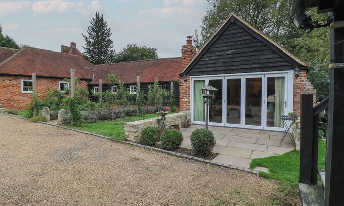 Five Oak Green Cottage | THE PIGGERY, with open fire in Kings Hill