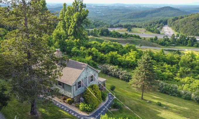 Lyndhurst Cottage | Stay in history at the Swannanoa Gatekeeper Cottage, a cozy mountain retreat beside Swannanoa Palace. Enjoy timeless charm, modern comforts, and easy access to wineries, breweries, hiking trails, and wedding venues.