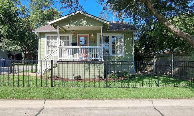 McKinney Cottage | Charming 3-bedroom cottage in McKinney with A/C three blocks from the square.