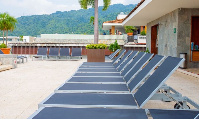 Centro Ixtapa Apartment | Sunny Studio in Romantic Zone. Steps to Beach.
