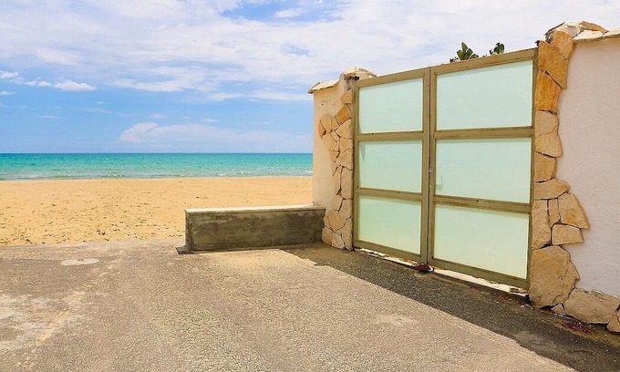Agnone Bagni House | Casa Libezia: A welcoming apartment located right on the beach, with Free WI-FI.