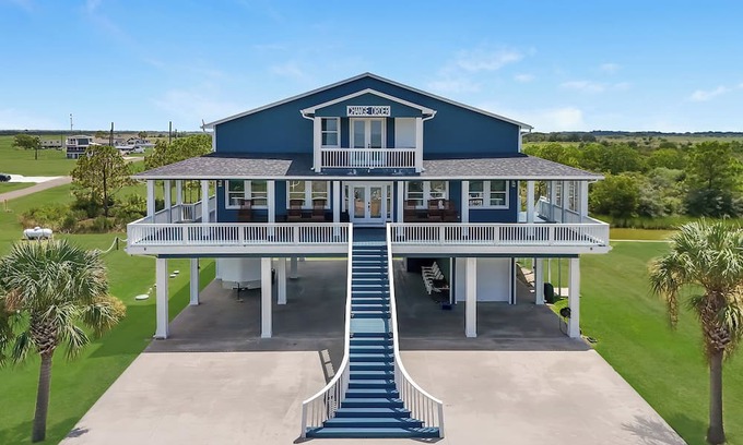 Anahuac House | Spacious Bayfront home in Anahuac, TX. 4 bed, 3 bath, sleeps 14