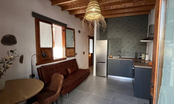 Tabayesco Apartment | Haría Holidays with Mountain Views, Shared Pool and Wi-Fi