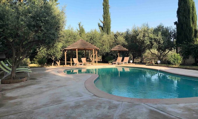 Le Val House | Holiday Home 'Au Écuries Du Mas Di Gau' with Shared Pool, Wi-Fi and Air Conditioning