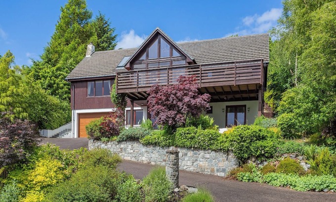 The Braes Cottage | Corrie Burn Villa is located on Braes of Ullapool with spectacular sea views.