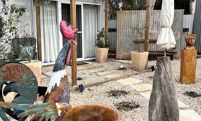 Strathalbyn Apartment | Hamptons style, studio retreat with light continental breakfast included