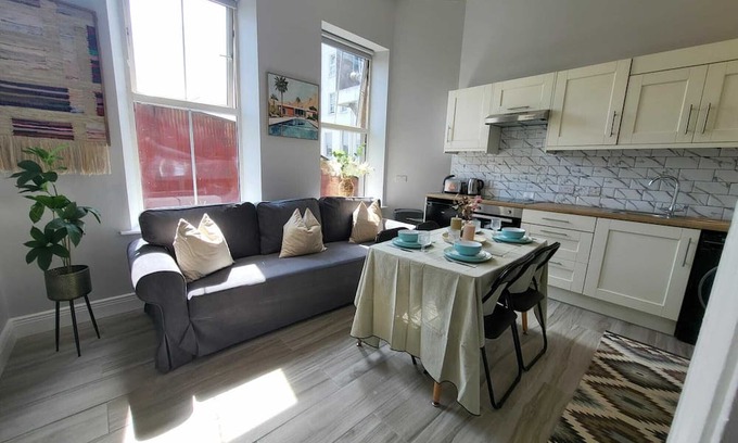 Victorian Quarter Apartment | Top Location - Newly Refurbed 2BD, Sleeps 6 W/Loft