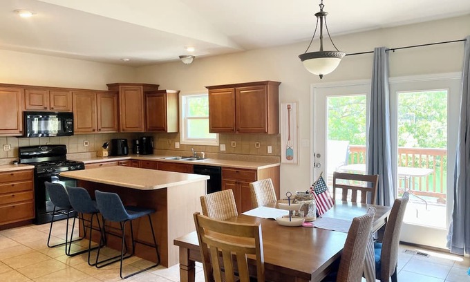 Bonne Terre House | Serene retreat with lake views. Long-term rental and family friendly.
