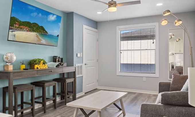 South Central Houston Apartment | 2BD Unique HTX: Fast Wi-Fi, Free Parking, Full Gym