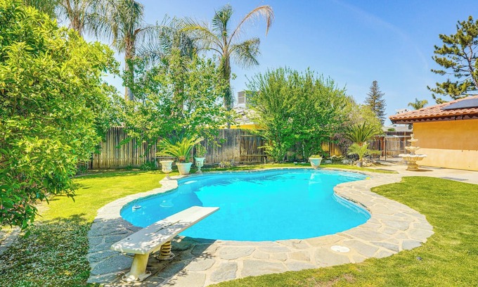 Greenacres House | 7 Mi to Dtwn: Poolside Paradise in Bakersfield!