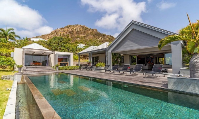 Camaruche Villa | Splendid Villa With a View of Sparkling Ocean