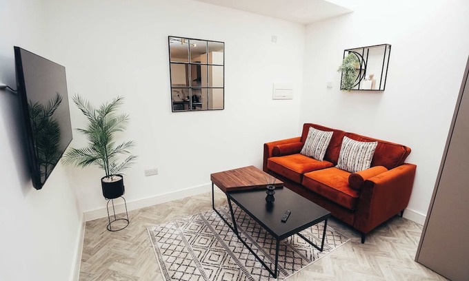 Barrow-on-Trent Apartment | Hen & Chickens Luxury Apt Free Parking | By DerBnB