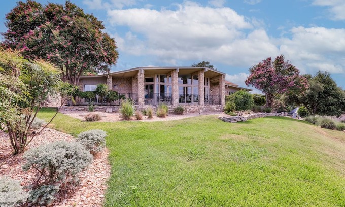 Lakeway House | ﻿Old Lakeway with Lake View and Swim Spa. 30 Day Minimum.